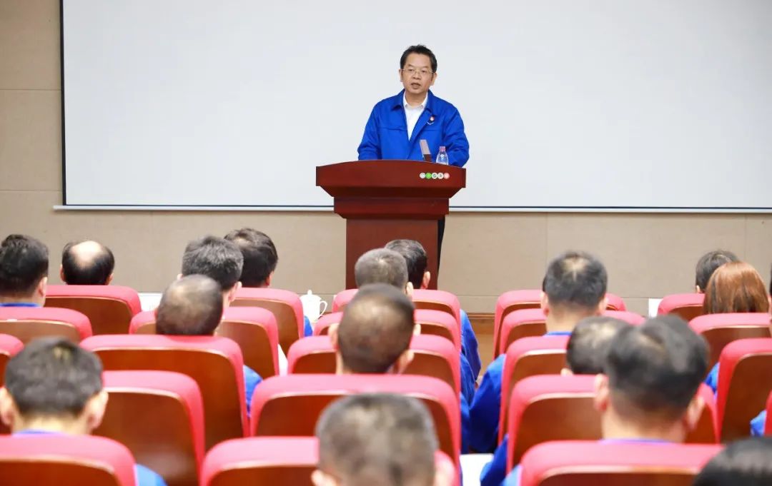 集团党委书记、董事长韦宏文作廉洁集体谈话.jpg